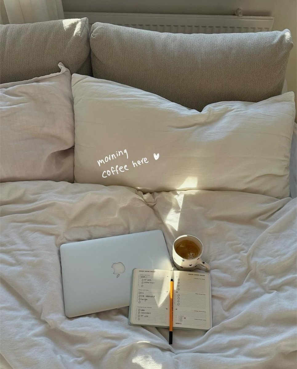 etherealdior's tweet image. cozy days at home 💌