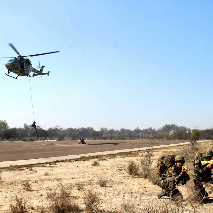 #RanbankuraWarriors carried out EXERCISE VAYUPRAHAR. Drills related to Special Heliborne Operations were rehearsed; various facets of integration & jointmanship were successfully validated.
#ProgressingJk #Nashamuktjk #VeeronkiBhoomi #Badltajk #Agnipath #Agniveer #agnipathscheme