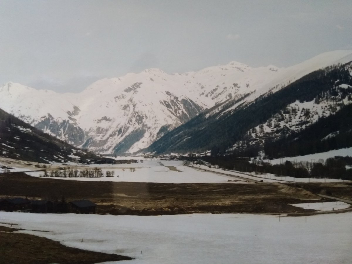 myweather_ch's tweet photo. Vor genau 25 Jahren war der sog. "Lawinenwinter" in vollem Gange. In Andermatt lagen bereits 170 cm Schnee (Maximum 255 cm). Bilder der Lawinenkegel Anfang April in #Geschinen und #Ulrichen im Goms (VS)
Grafik: https://t.co/33s2Qhj9iA https://t.co/dpO9Ba3u60