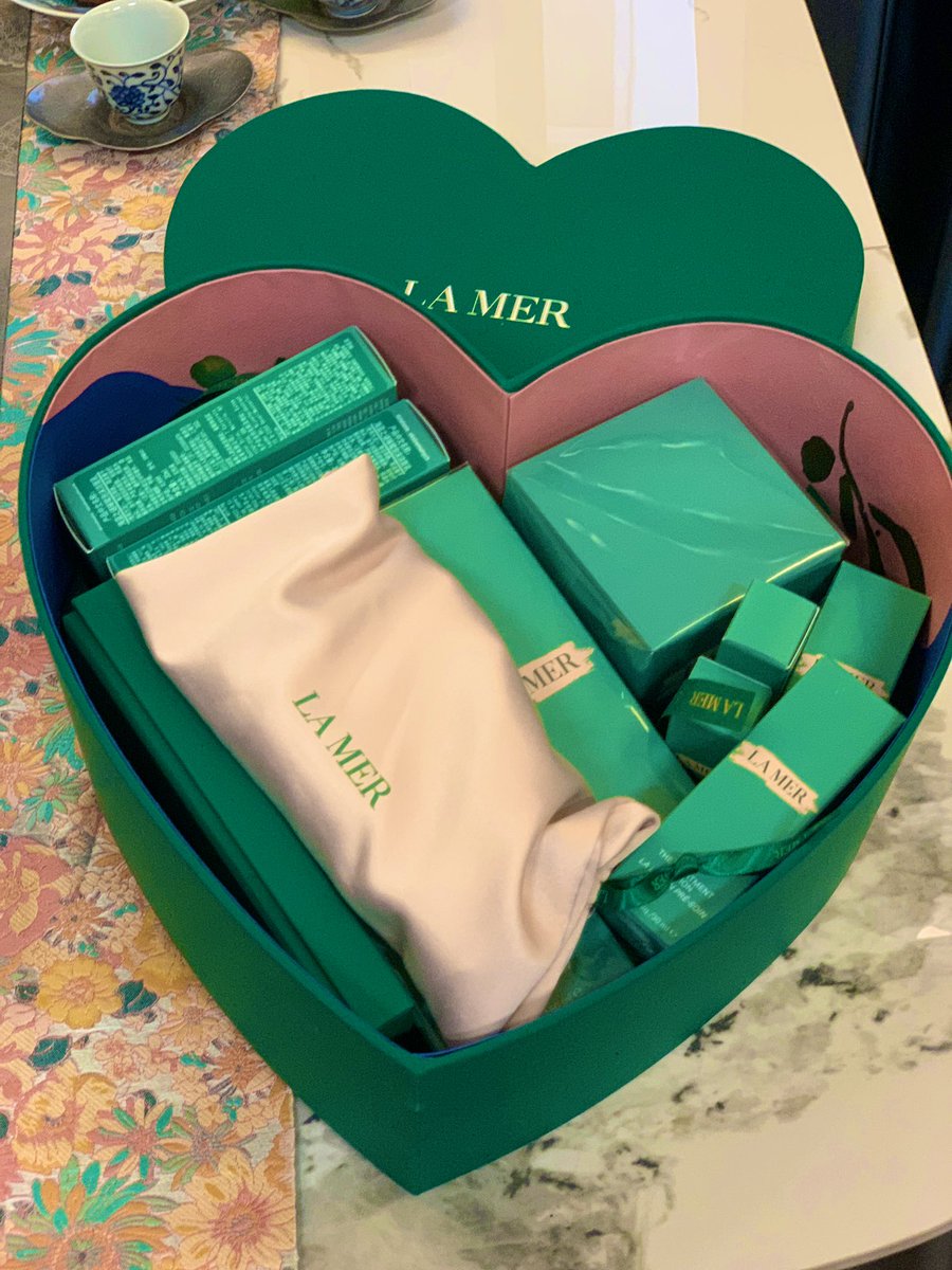 这个绿色的爱心礼盒也太适合作为 #妻主大人 <a href="/SiciQueen/">红杏女王Sici</a> 的情人节礼物了。#妻主 #红杏 #红S #红杏妻  #女S #绿夫奴 #绿帽 #绿帽奴 #绿帽王八 #绿帽狗  #绿帽提款机 #绿帽ntr  #绿帽