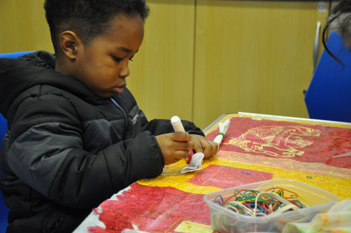 Another exciting session as part of the @NottsFOSAC has taken place at Bassetlaw Museum ⭐️ Today’s experiment saw children explore the world of colour and how dye works with different materials! 🎨 Just one-more day to go of the festival 🗓️