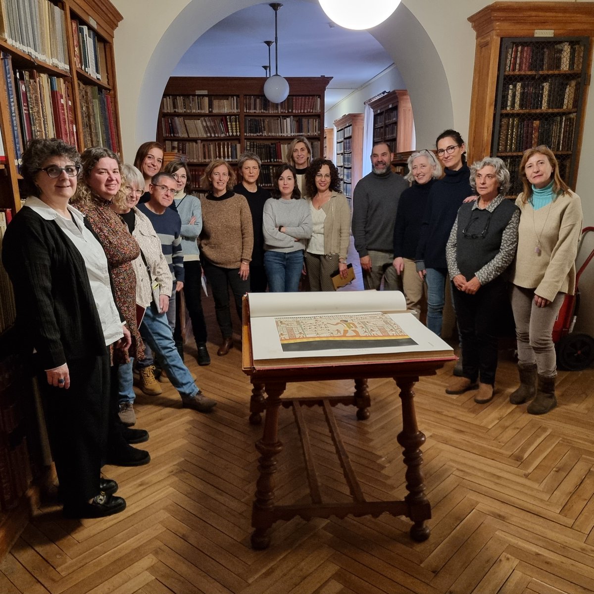 uramonllull's tweet photo. 📚En el marc del programa Intercanvi de Coneixement del @CSUC_info, el servei de #BibliotequesURL ha tingut l’oportunitat d’organitzar una visita a la Biblioteca de @montserratinfo!
🔗Més informació: https://t.co/xHD6Du5KOD https://t.co/3unRt3yqqd
