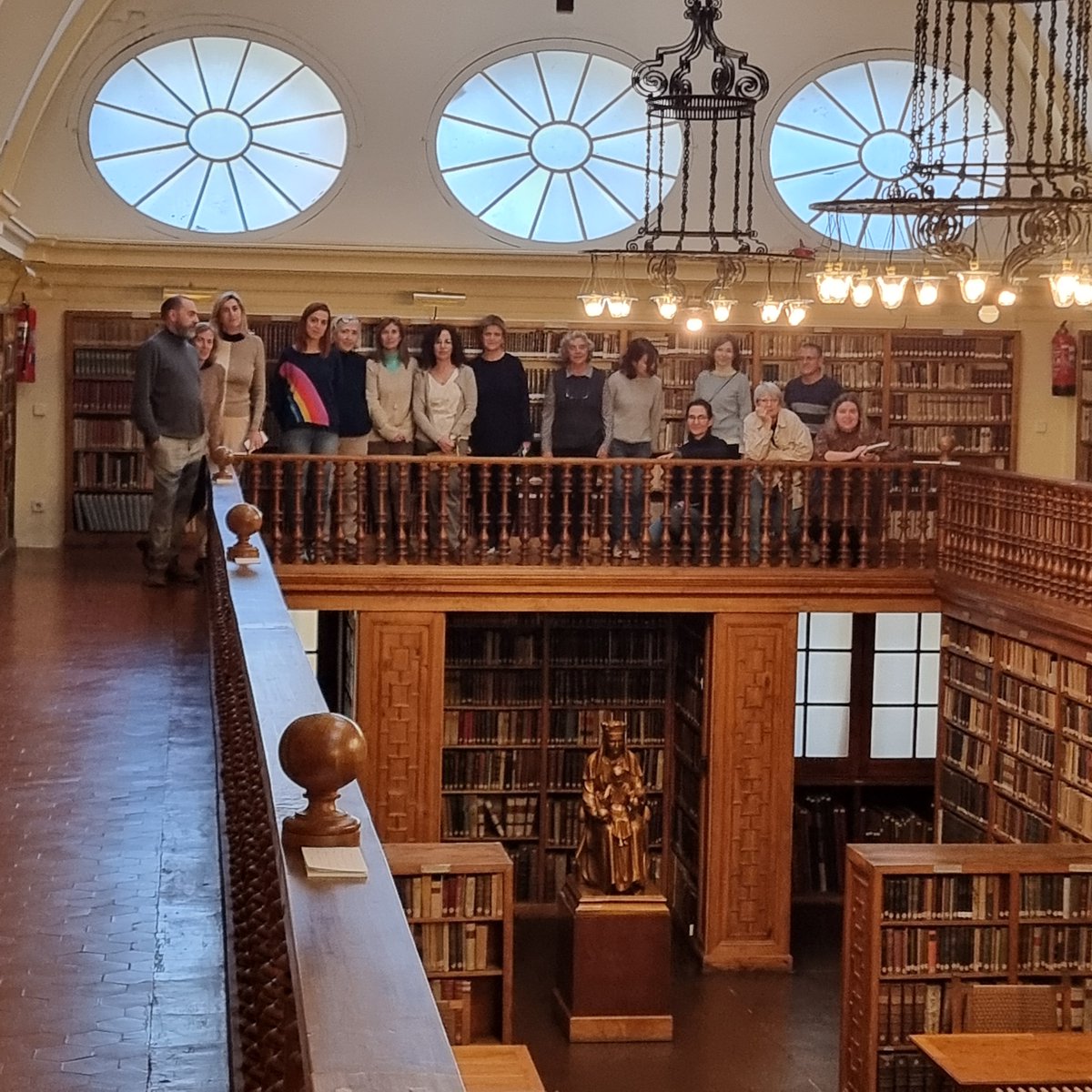 uramonllull's tweet photo. 📚En el marc del programa Intercanvi de Coneixement del @CSUC_info, el servei de #BibliotequesURL ha tingut l’oportunitat d’organitzar una visita a la Biblioteca de @montserratinfo!
🔗Més informació: https://t.co/xHD6Du5KOD https://t.co/3unRt3yqqd