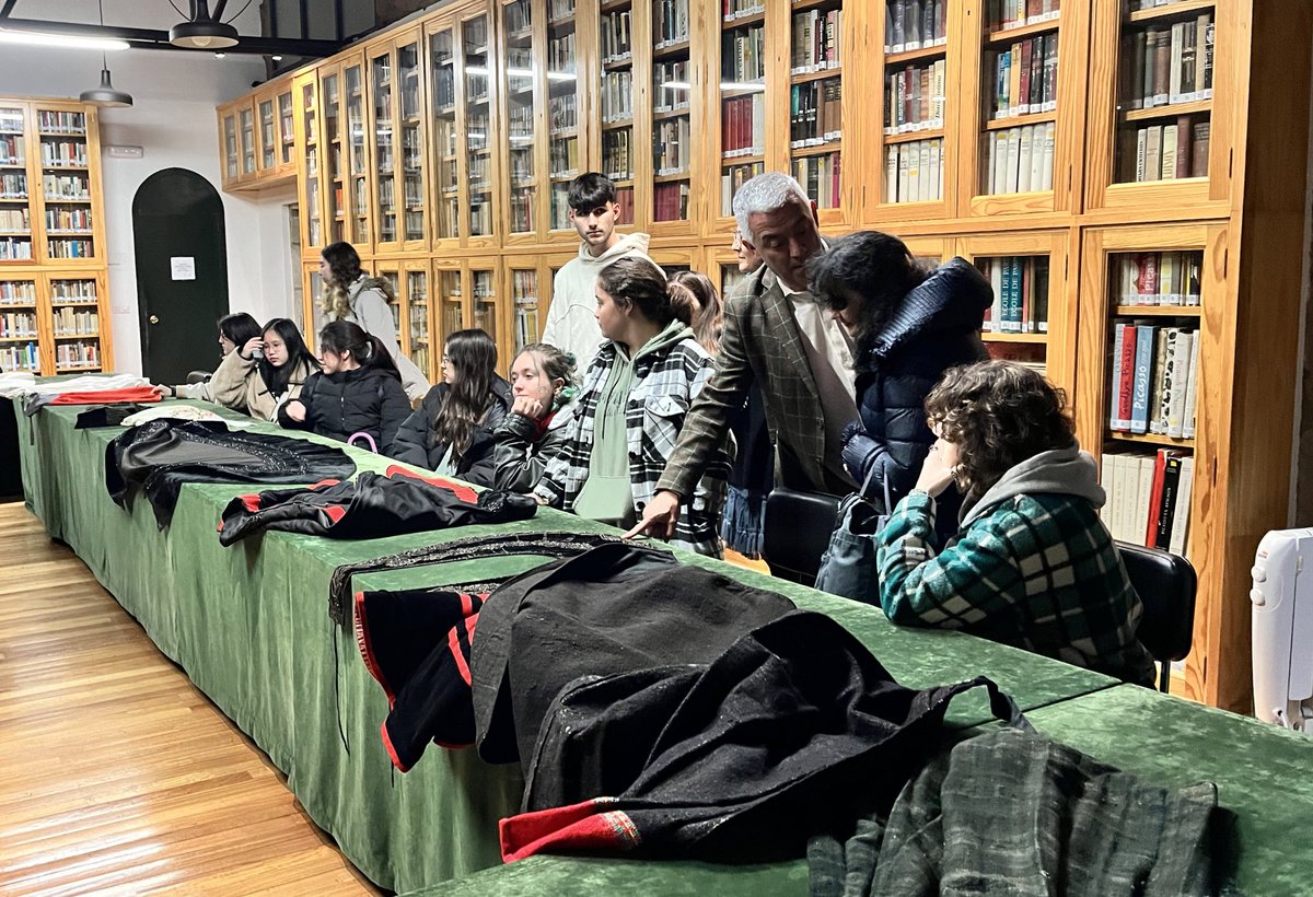 👗👚👕Hoxe visitamos cos estudantes do <a href="/CIFPLeixa/">CIFP Leixa</a> o <a href="/MuseodoPobo/">Museo do Pobo Galego</a> o para coñecer os detalles dos traxes tradicionais galegos. Tedes toda a información da visita nesta ligazón: i.gal/RLj6Z #dominio #puntogal