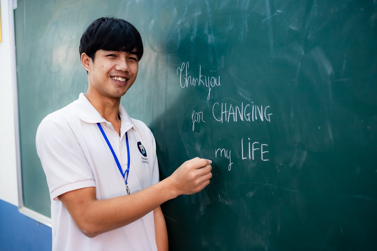 FondationAF's tweet photo. Du #Vietnam vers un monde plus numérique : notre contribution avec @passerellesnumeriques 
 
 Le soutien de la Fondation #AirFrance avec Passerelles numériques a ouvert la voie à la formation informatique d’une promotion de 46 jeunes défavorisés à Da Nang.

1/4 https://t.co/4fREo8kLLg
