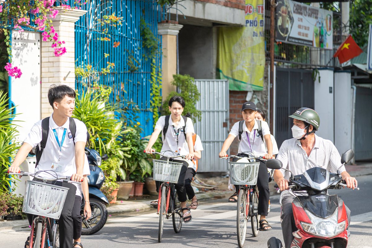 FondationAF's tweet photo. Du #Vietnam vers un monde plus numérique : notre contribution avec @passerellesnumeriques 
 
 Le soutien de la Fondation #AirFrance avec Passerelles numériques a ouvert la voie à la formation informatique d’une promotion de 46 jeunes défavorisés à Da Nang.

1/4 https://t.co/4fREo8kLLg