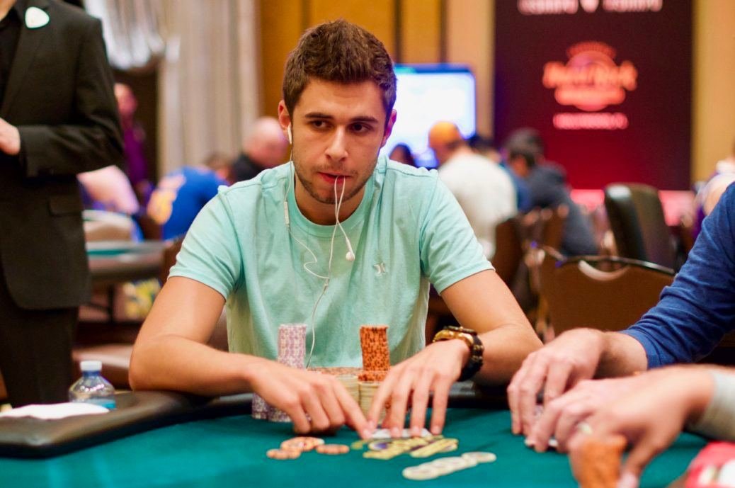 IGaming_News's tweet image. Sean Perry, un jugador profesional de póker que se convirtió en apostador deportivo, pierde una asombrosa apuesta de $1.1m en los 49ers en el Super Bowl. Así, la victoria de los Kansas City Chiefs resultó en una pérdida notable para Perry. #SeanPerry #Póker #Pérdida #SuperBowl