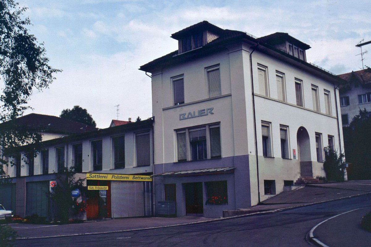 In dieser ehemaligen Schiffli-Stickerei an der Kratzstrasse 35 in #Wetzikon ZH erfand Fritz Schori den KABA-Schlüssel. Von 1915 bis 1918 gehörte die Stickerei Jacques (Jakob) Linsi. (^it)

➡ t1p.de/vf25v

#dormakaba <a href="/dormakaba_CH/">dormakaba Schweiz AG</a> 
#stickerei