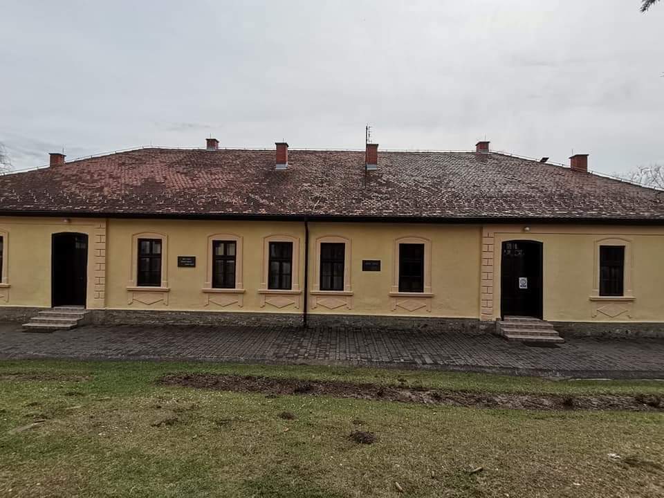 AnaPavlovic16's tweet photo. Osnovna škola Stepa Stepanović, ima status Škola spomenik kulture od 1990. godine. Škola u Tekerišu ubraja se među najstarije u Srbiji, osnovana je 1843. godine i bila je izgrađena u stilu brvnare. Današnja školska zgrada datira iz 1884. godine. ❤️
#Tekeriš https://t.co/TRWBakfs7g