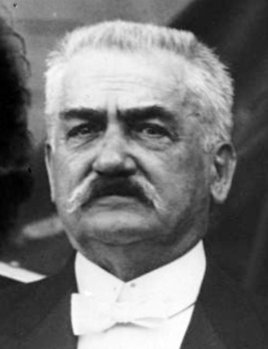 JohannesBuckler's tweet photo. “Abolire i pantaloni rossi?Mai! I pantaloni rossi sono la Francia”.
A pronunciare queste parole fu, nel 1913, il ministro della guerra del mio Paese, Eugène Etienne.
Arrivò la guerra e i pantaloni continuarono ad essere rossi.
Lo stesso colore della guerra franco-prussiana (1870) https://t.co/6Ufc4AggYr