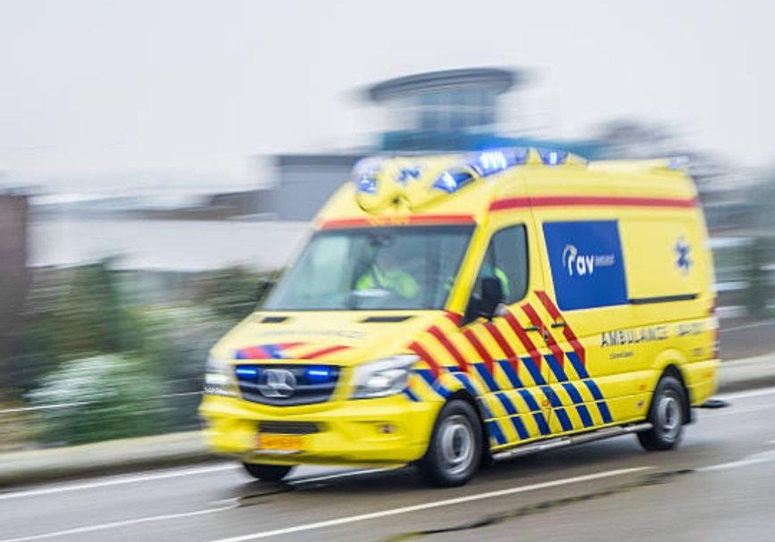 G11Sven's tweet photo. Het #barst weer van de loeiende ziekenwagens. En nóg zien mensen het niet: #hoekandat?! https://t.co/8aAsAD4jmV