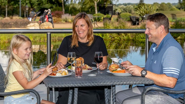 Treat mum to a Mother’s Day lunch on Sunday 10 March at The Waterside overlooking the landscaped garden, golf course and the gorgeous Kent countryside. With a complimentary glass of prosecco for every mum, you’re guaranteed to make her smile. bit.ly/MothersDayWate…