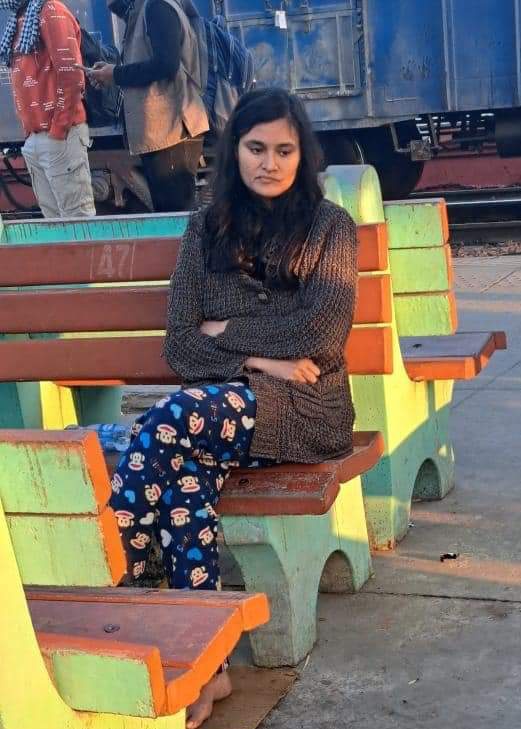 तस्वीर में यह जो लड़की दिख रही है ये नई दिल्ली रेलवे
स्टेशन पर मिली है कुछ भी बताने की स्थिति में नहीं हैं। 
ज्यादा दबाव डालने पर सिर्फ गोरखपुर बता पा रही है 

आप सभी से निवेदन है कि इनको इनके परिजनों तक पहुंचाने में मदद कीजिये । 🙏