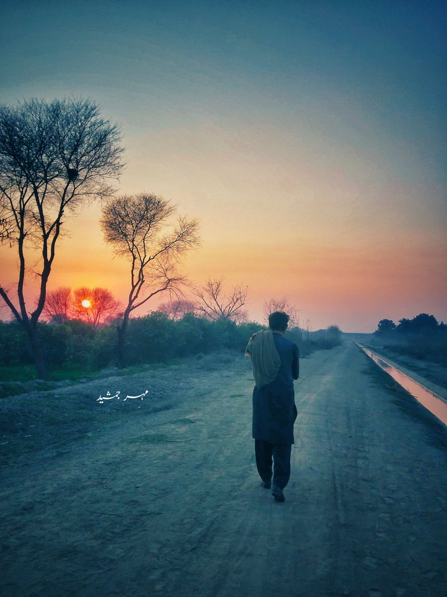 دُور   تک  ساتھ   دیا   کرتی  ہیں  آنکھیں  اُن  کا
تُو نے دیکھے ہیں کبھی گاؤں سے جاتے ہوئے لوگ
