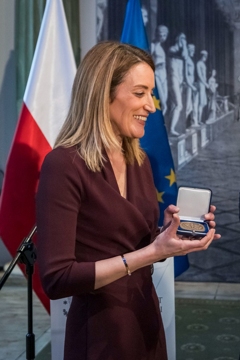Roberta Metsola (@ep_president) on Twitter photo A great honour to receive the Medal of the University of Warsaw today.
Thank you <a href="/UniWarszawski/">Uniwersytet Warszawski</a> for helping us get the message across.
Our mission is to bring Europe closer to citizens, to re-pitch the dream of Europe and make people - students - believe.
Let's keep going 🇪🇺🇵🇱 A great honour to receive the Medal of the University of Warsaw today.
Thank you <a href="/UniWarszawski/">Uniwersytet Warszawski</a> for helping us get the message across.
Our mission is to bring Europe closer to citizens, to re-pitch the dream of Europe and make people - students - believe.
Let's keep going 🇪🇺🇵🇱