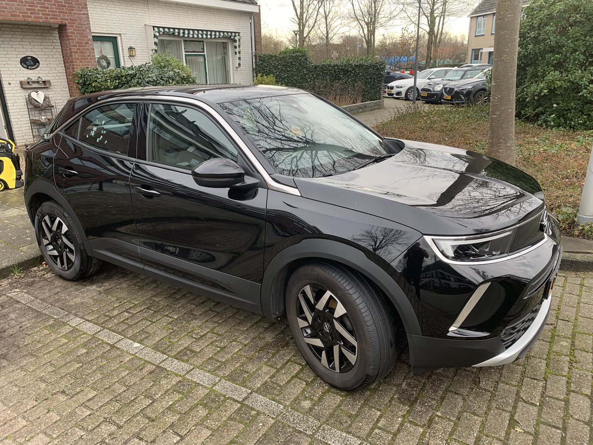 webdesignlve's tweet photo. Zo mijn auto voldoet weer aan het kentekenbewijs 😜👍”ZWART” https://t.co/TqX8W4NGKq