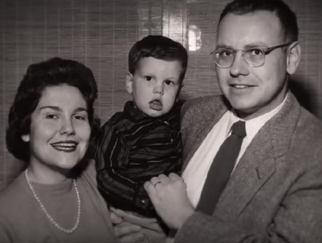 GrahamStephan's tweet photo. Warren Buffett is an investing legend.

But he built his wealth before his investing success.

Here's why investing won't make you rich: https://t.co/nKBXtguhD6