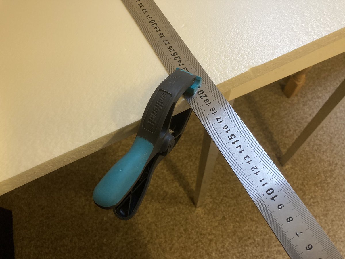 warmwalzwerk's tweet photo. Die XPS-Platten (#Styrodur) lassen sich prima mit einem Bastelmesser schneiden, das entlang eines Stahllineals geführt wird. Man sollte das Messer allerdings möglichst senkrecht führen.
#modellbahn #kinderanlage #model #railroad #modellbau https://t.co/st0HIsqDlf