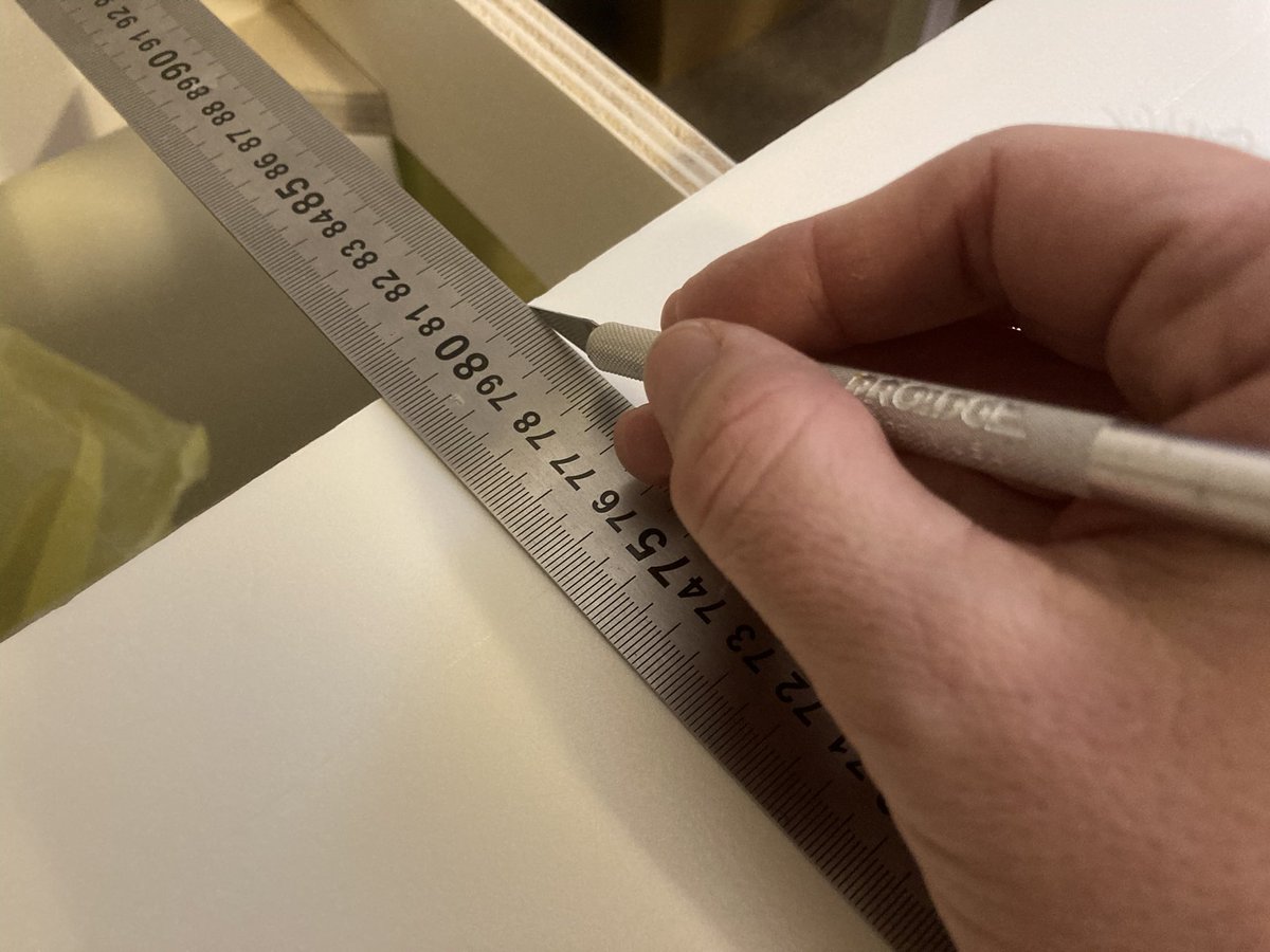warmwalzwerk's tweet photo. Die XPS-Platten (#Styrodur) lassen sich prima mit einem Bastelmesser schneiden, das entlang eines Stahllineals geführt wird. Man sollte das Messer allerdings möglichst senkrecht führen.
#modellbahn #kinderanlage #model #railroad #modellbau https://t.co/st0HIsqDlf