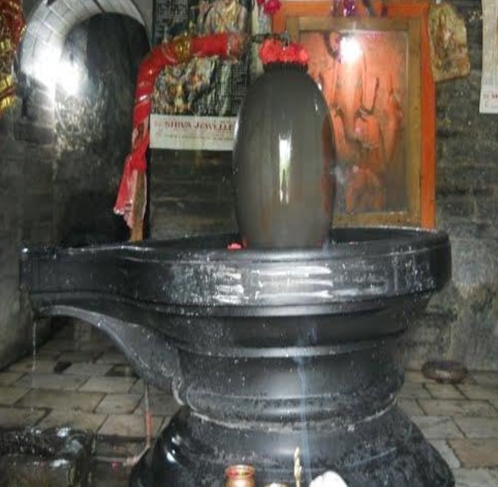Sahilmanhas_'s tweet photo. 📍Gupt Ganga In Bhaderwah (Doda).It Is Believed That This Mandir Was Constructed By Pandavas During Agyatvas.The Unknown Stream Of water which falls on shivling &amp; Then Vanishes &amp; Again appear Outside The Mandir.The Water Is Same as That Of Ganga River.
@vishesh_jk @harvinder_ias https://t.co/js4KMvQcJC