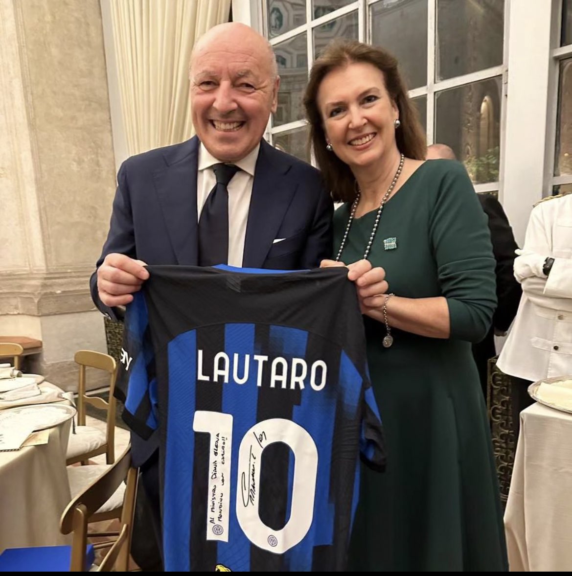 marifcinter's tweet photo. Il Ministro degli Esteri dell'Argentina, Diana Mondino, con un omaggio nerazzurro: la maglia di Lautaro Martinez consegnata direttamente da Beppe Marotta https://t.co/wmamxQujn2