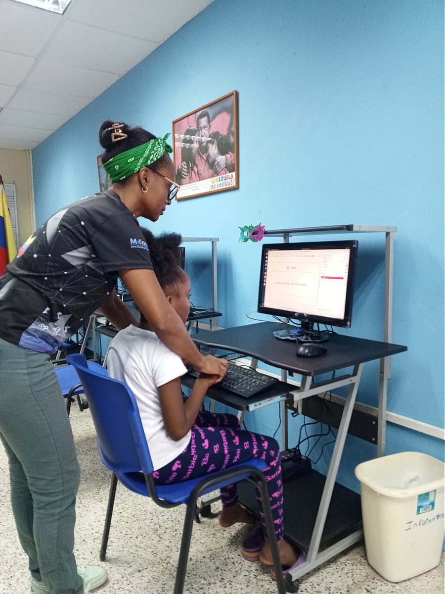 bchchsimonpeq's tweet photo. #15DeFeb desde el infocentro Juan evangelista Echarri dicta taller de impress a la niña de la comunidad de Todasana @BrigadaLaGuaira @Mincyt_VE @LaRosaInfoVE https://t.co/H9P3sllTW0