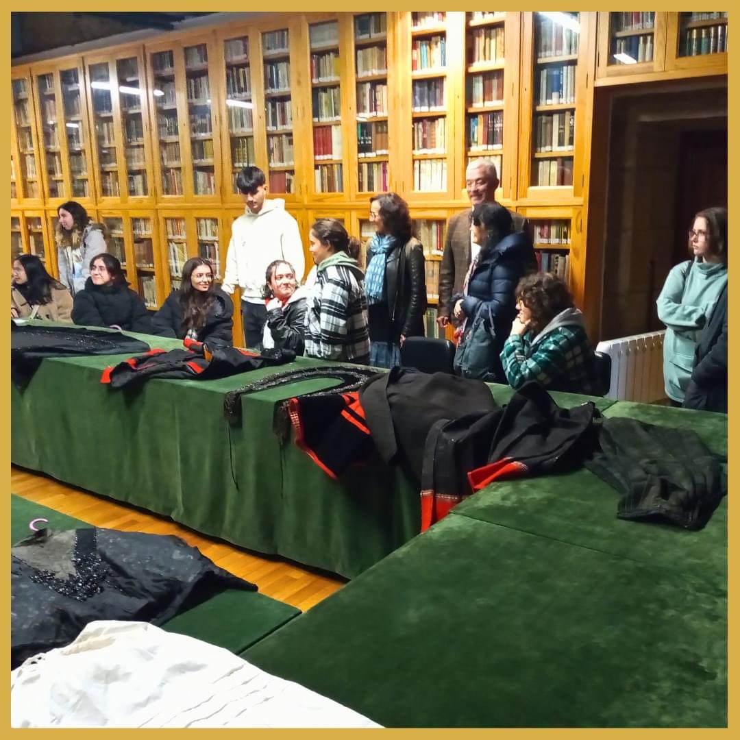 Hoxe visitounos un grupo de estudantes do <a href="/CIFPLeixa/">CIFP Leixa</a> para coñecer os detalles do traxe galego, co fin de faceren a súa propia reinterpretación do mesmo nun concurso organizado por <a href="/punto_gal/">PuntoGal</a> co apoio da <a href="/SXPL/">Política Lingüística</a> 

🔗 i.gal/RLj6Z #dominio #puntogal