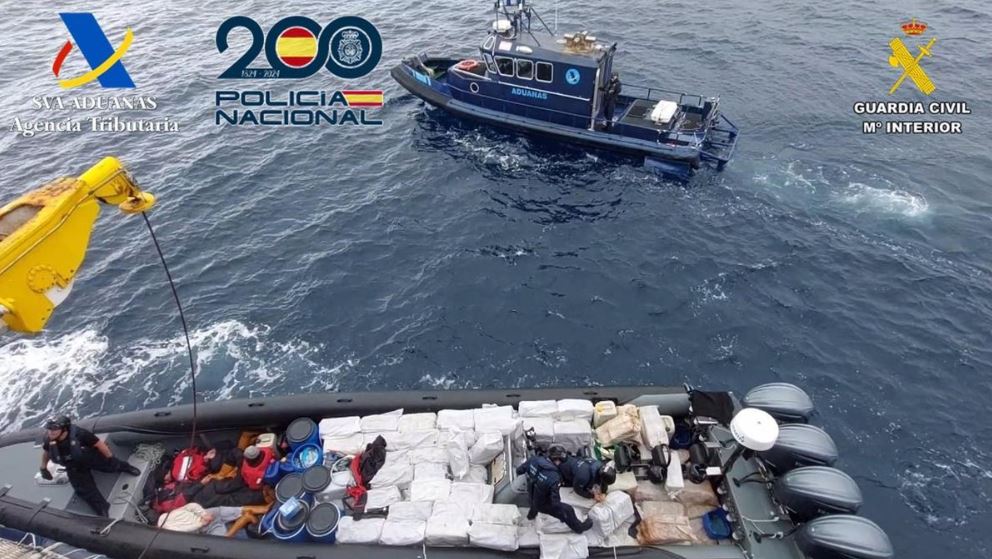 🚨 Spanish authorities seize over 4 tonnes of cocaine on board a go-fast vessel in the Atlantic, supported by MAOC-N yet another successful joint operation by: 🇪🇸 @aduanassva @policia @guardiacivil with the support of: 🇬🇧@NCA_UK 🇺🇸@DEAHQ 🇪🇺#MAOCN 🔗maoc.eu/spanish-author…