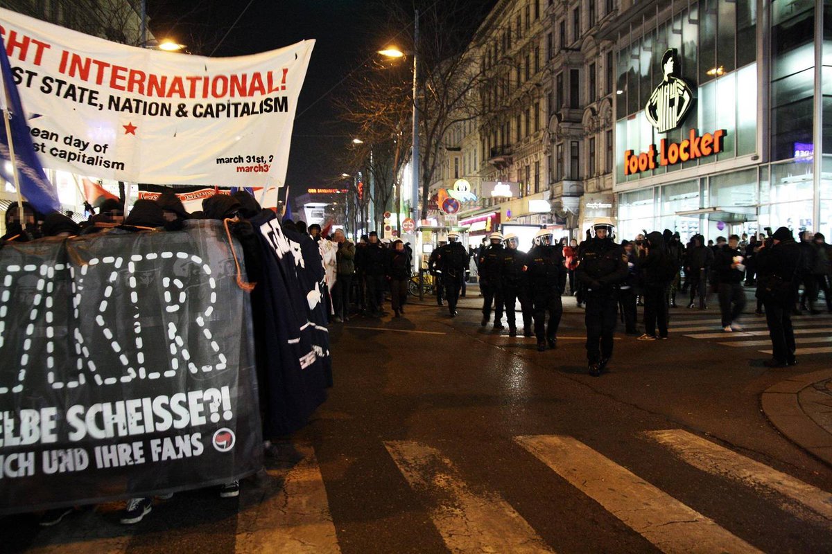 Kein Friede mit Österreich und seinen Nazis!

Morgen werden wieder die deutsch-völkischen Verbindungen des "Wiener Korporationsrings" unter der Schirmherrschaft der FPÖ, gemeinsam mit anderen Rechtsextremen, in der Hofburg ihr Tanzbein schwingen. /1