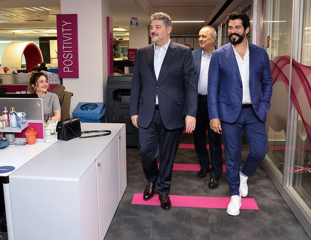 النجم بوراك أوزجيفيت أصبح الوجه الإعلاني للبنك الرقمي "Hayat Finans " 👑💙

#KuruluşOsman
#BurakÖzçivit