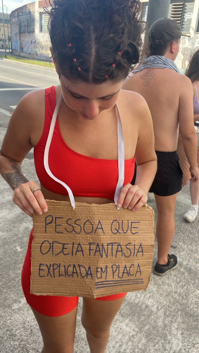 naosouaana's tweet photo. encontrei essa diva da metalinguagem no bloco https://t.co/NRVRHCfl4y