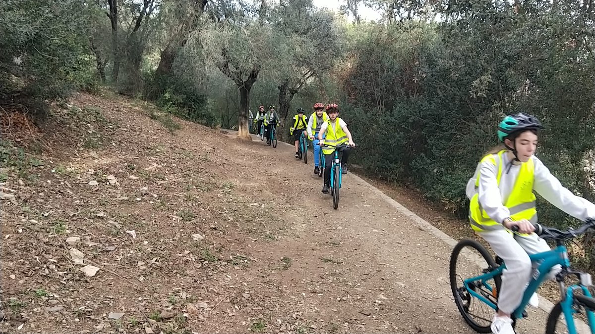 L’alumnat de 2on d'ESO ha realitzat l'activitat "Pedals de Viladecans" en col.laboració amb <a href="/Biciclot/">Biciclot coop</a> i l'AMB,dins del projecte #Biciat.
Fomentant objectius d'educació mediambiental, físics saludables i educació vial.