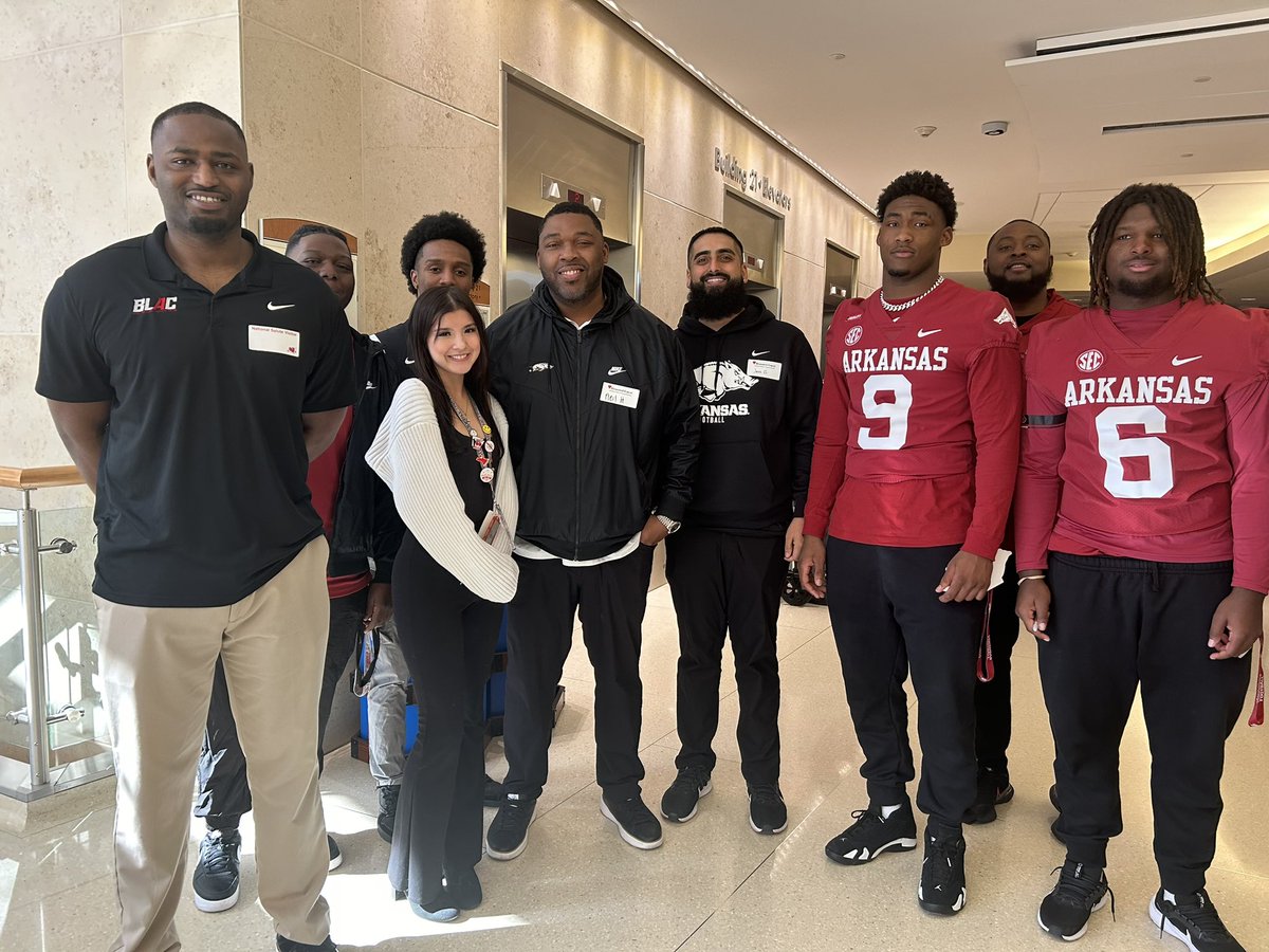 Valentine’s Day at the VA Hospital 🐗 Players thanked Veterans for their service and enjoyed spending time with them yesterday! #HogsInTheCommunity