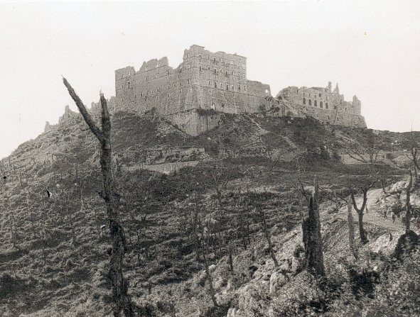 Che Paese, l'America!

Abbazia di Montecassino dopo il bombardamento alleato, cominciato il 15.02.1944.

#abbaziadimontecassino #sanbenedetto #oraetlabora