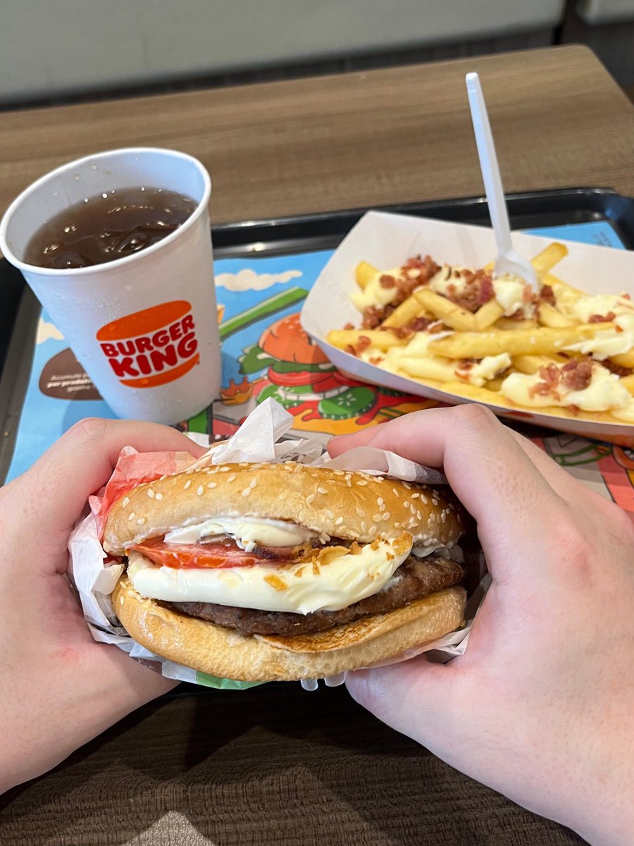 BurgerKingBR's tweet photo. quem teve essa ideia de colocar Catupiry®️ cremoso no Whopper merecia um aumento https://t.co/MLaIC4CGmz