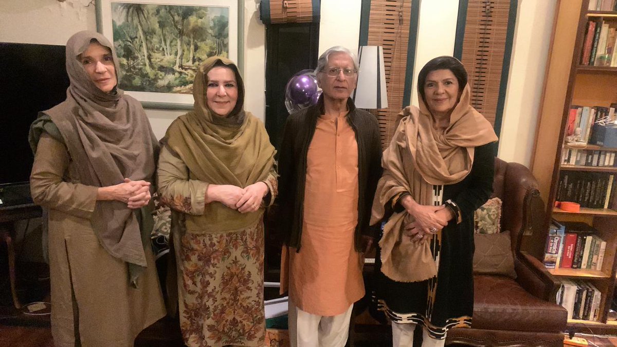 Naya__Pakistan_'s tweet photo. اعتزاز حسن کی عمران خان کی بہنوں کے گھر آمد https://t.co/pvJQN0sTCs