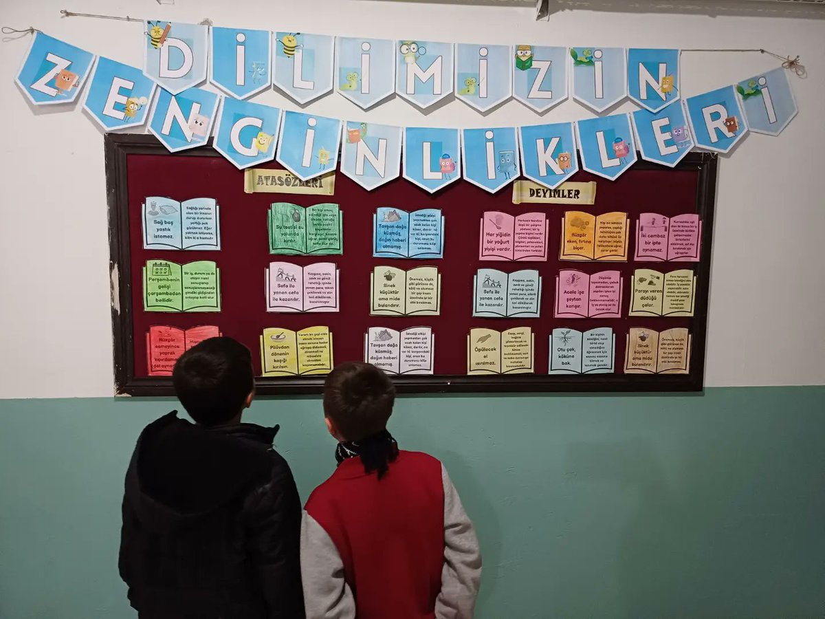 IhoYesilova's tweet photo. "Dilimizin Zenginlikleri Projesi" kapsamında bu ayki etkinliğimiz olan Deyim ve Atasözleri ile ilgili panomuz okul duvarlarını süsledi.
@hizanmem
#bitlis
#Hizan
#yeşilovaiho https://t.co/eECUutqiPv