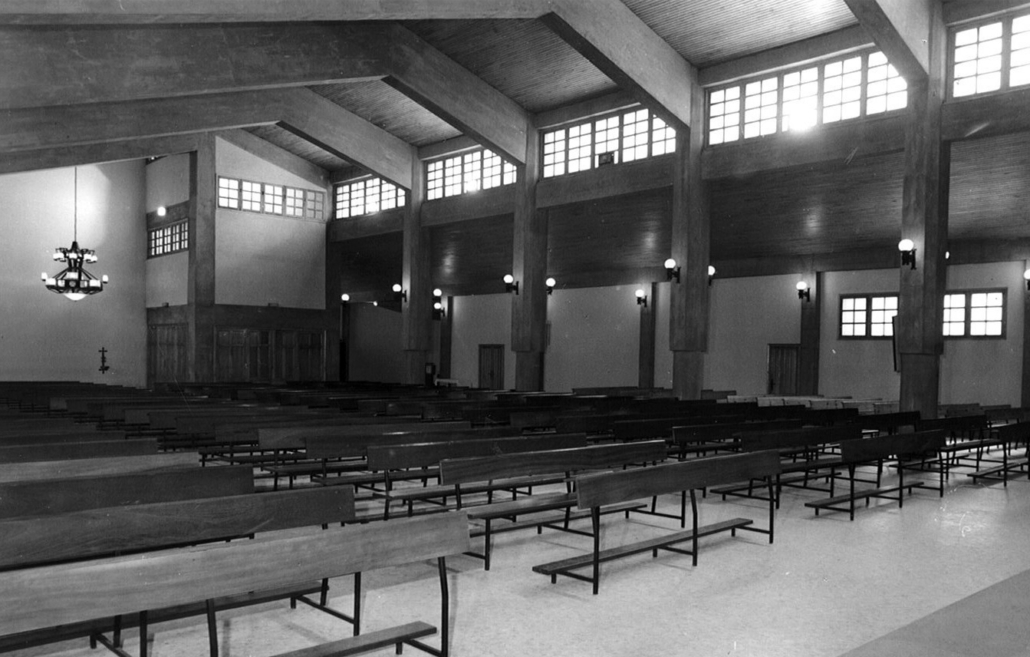 Santa Mariña en Chantada se construye con materiales locales para no destacar. El interior se llena de luz, siendo sencilla, moderna y adaptada al culto. Su párroco encargó una obra moderna en plenos 60. Lo fue tanto que su disposición se adelantó al Concilio Vaticano II.