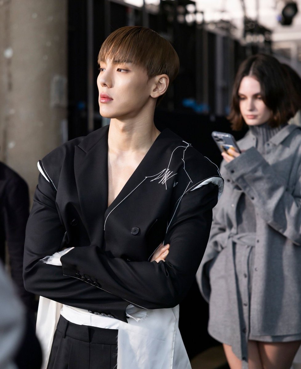 mxsupergom's tweet photo. 뉴욕 패션위크 백스테이지에서 셔누 촬영해주신 사진작가님 인스타에 올라온 사진 😍😍 https://t.co/GiEXrzZMrK