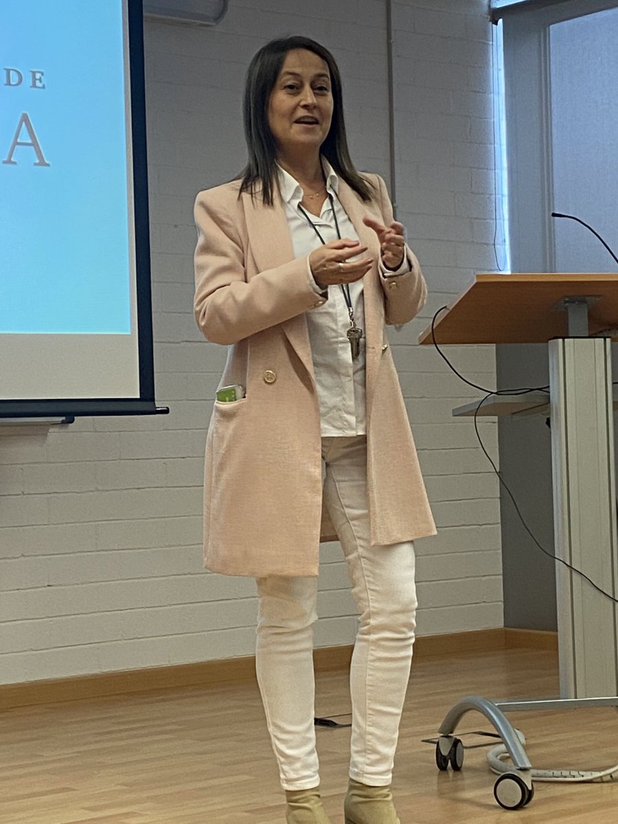 Avui, a la sala de graus Roser Valls <a href="/CampusBellvitge/">Campus Bellvitge UB</a>, la directora de la càtedra @marta22romero <a href="/Infermeria_UB/">Facultat d'Infermeria UB</a> <a href="/UniBarcelona/">Universitat de Barcelona</a> i la
Presidenta del <a href="/COIBarcelona/">Col·legi d'Infermeres i Infermers de BCN (COIB)</a> <a href="/GalbanyPaola/">Paola Galbany</a> han lliurat els premis al millor #TFG, #TFM i #Tesi