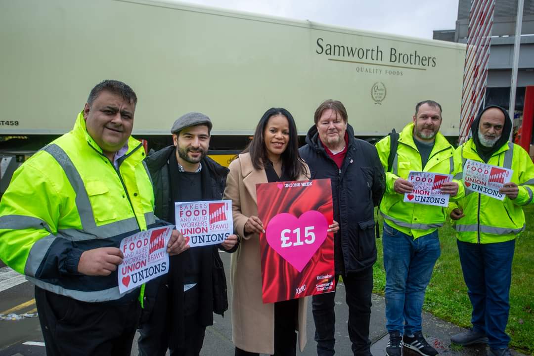 Union4Samworths's tweet photo. Yesterday we handed in our Valentine's Day card, signed by hundreds of people from across Leicester demanding that Samworth Brothers meet with @BFAWUOfficial and give their workers a fair slice of the pie 🥧

#HeartUnionsWeek https://t.co/g6muMUnGQN