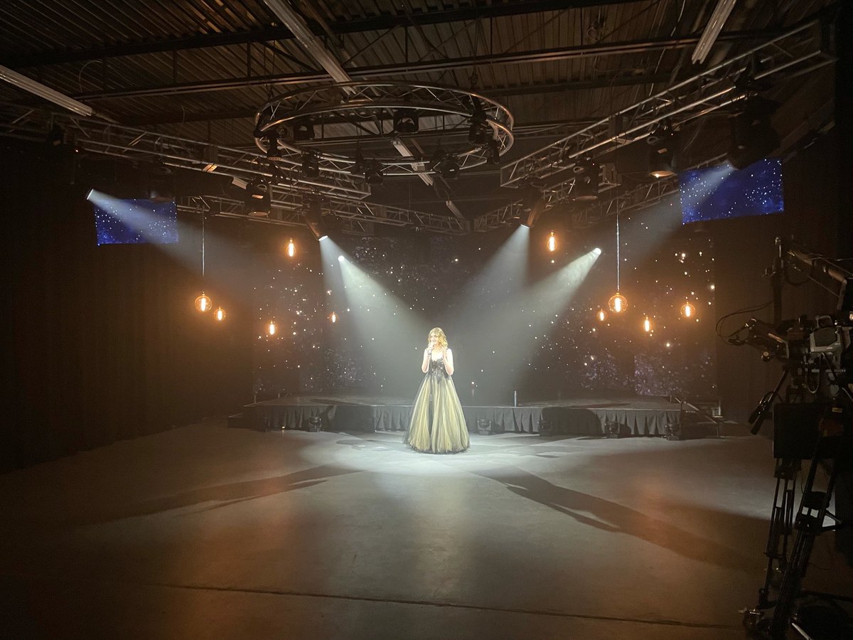 JonBeckett2's tweet photo. #TBT
Remember that time @BrettEsslinger brought over his team for a video shoot at the #ProductionWorldStudios
#ThatWasCool
One my favourite looks in our studio
#LedWall
@productionworld https://t.co/J0z6bGKN2j