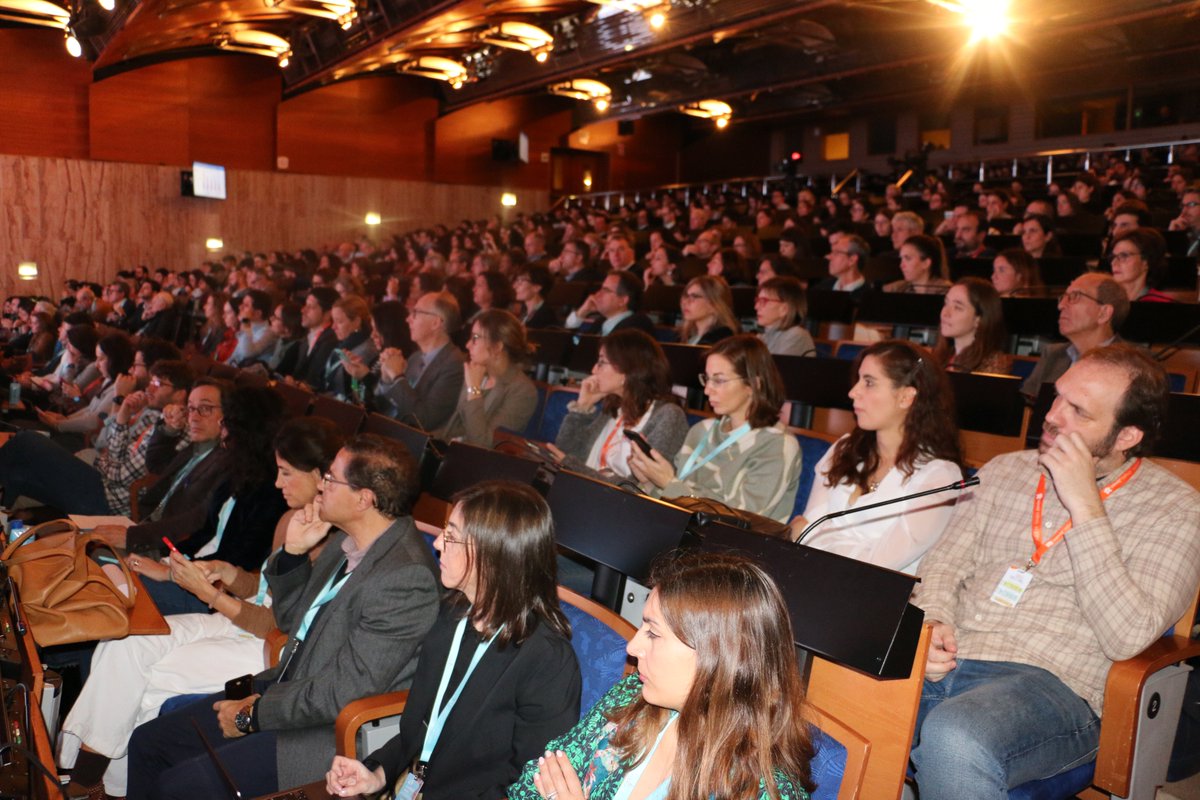 ⭐️Momentazo en #AEEH2024 
🗣️Conferencia magistral de <a href="/ggarciatsao/">Guadalupe GarciaTsao</a> sobre la progresión y regresión de la cirrosis. 
Todo un lujo contar con ella en nuestro congreso, así nos tiene a todos, sin pestañear
#livertwitter