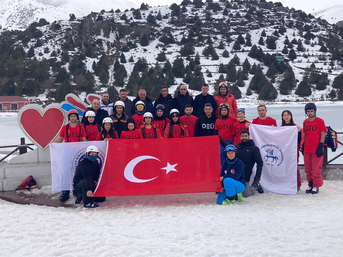 universitemDEU's tweet photo. Ulusal ve uluslararası alanda yükseköğretim kurumlarıyla iş birliklerini önemseyen #universitemDEU olarak, Erzincan Binali Yıldırım Üniversitesi ile imzaladığımız akademik, kültürel ve sportif alanlarda 'kardeş üniversite' protokolümüz kapsamında Erzincan'da bulunan 20 kişilik öğrenci grubumuz, Ergan Dağı'nda @ebyu2006 öğretim üyeleri ve @Sksdeu hocalarımız gözetiminde ⛷️ temel kayak eğitimi alıyorlar. 5 günlük program kapsamında kayak heyecanını doyasıya yaşayan öğrencilerimize keyifli anlar diliyoruz. ❄️
