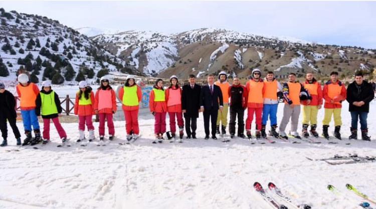 universitemDEU's tweet photo. Ulusal ve uluslararası alanda yükseköğretim kurumlarıyla iş birliklerini önemseyen #universitemDEU olarak, Erzincan Binali Yıldırım Üniversitesi ile imzaladığımız akademik, kültürel ve sportif alanlarda 'kardeş üniversite' protokolümüz kapsamında Erzincan'da bulunan 20 kişilik öğrenci grubumuz, Ergan Dağı'nda @ebyu2006 öğretim üyeleri ve @Sksdeu hocalarımız gözetiminde ⛷️ temel kayak eğitimi alıyorlar. 5 günlük program kapsamında kayak heyecanını doyasıya yaşayan öğrencilerimize keyifli anlar diliyoruz. ❄️