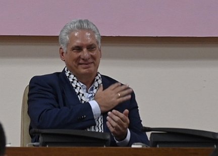 Sobre la camisa tiene una kufiya. No es moda: es que lleva a Palestina en el corazón. Nosotros también. #FreePalestine