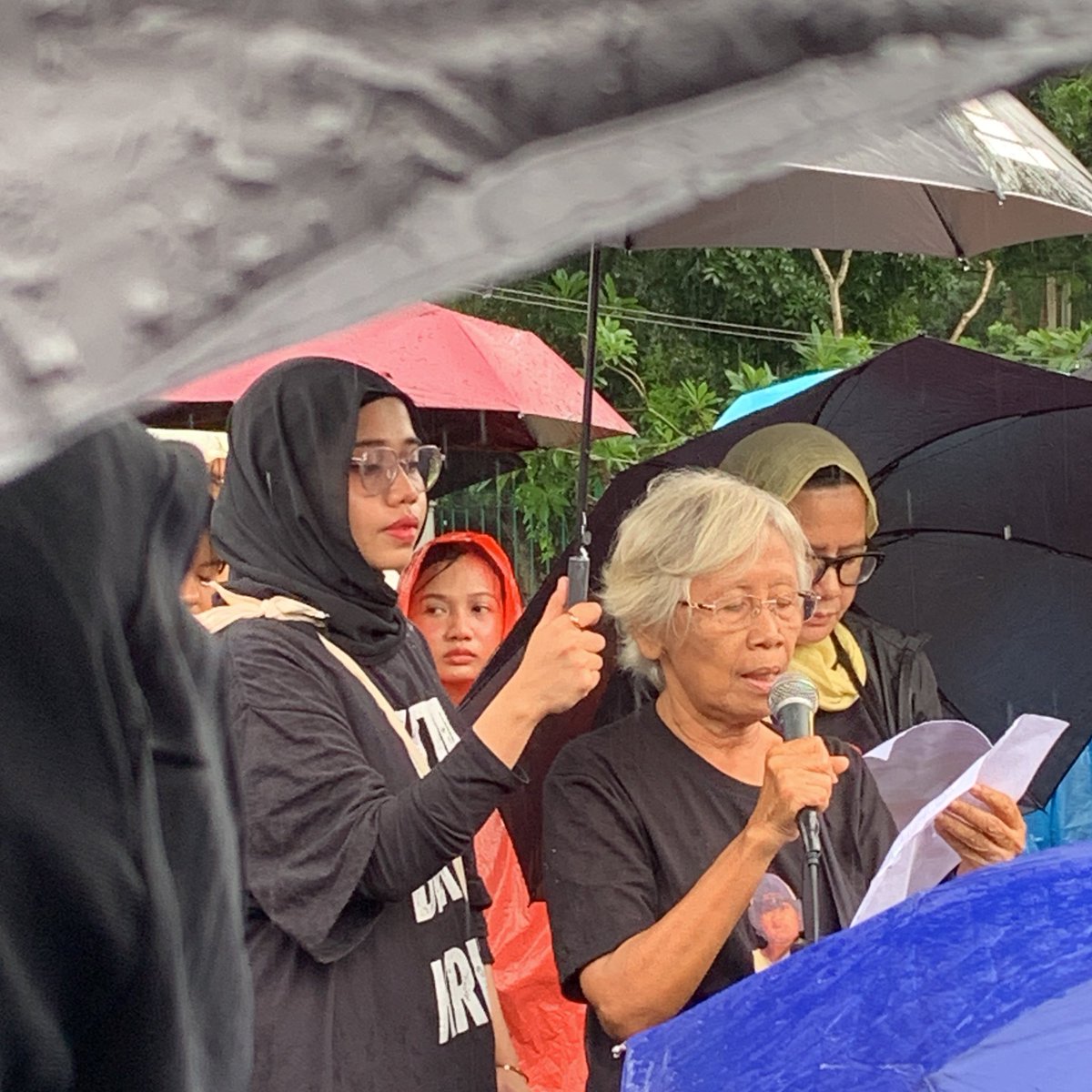 17 tahun lebih nyari keadilan untuk anaknya, dan sekarang malah salah satu aktor utamanya yang unggul dalam pemilu. maaf ya ibu😔🥀