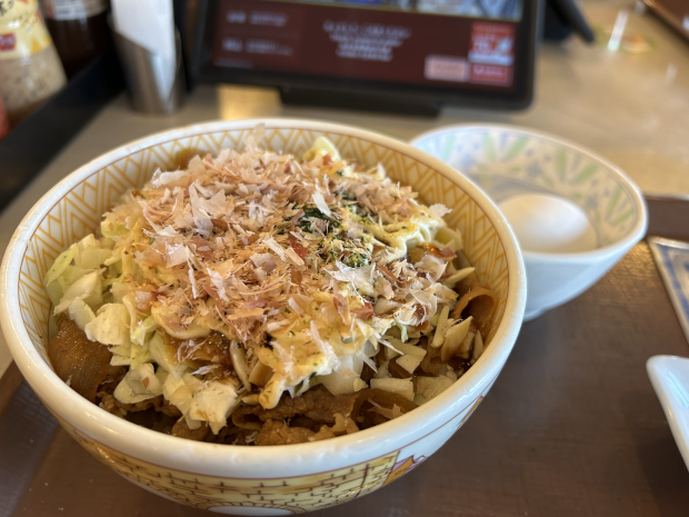 #お好み牛玉丼 CM で見たとき、ソースとマヨとかつぶしでお好み感は出るし、丼にする意味あんのかな、と思ったけど、実際食べてみたところ、ソースとマヨとかつぶしでお好み感は出るし、丼にする意味あんのかな、と思った。 satram.jp/byacky/diary.h…