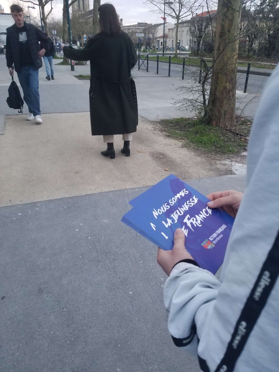 AF_Bordeaux's tweet photo. 🇨🇵 Nous étions présents ce matin auprès des étudiants de Bordeaux Bastide 

Étudiant patriote, engage-toi et rejoins la jeunesse de France !
 #Bordeaux #Bastide #patriote https://t.co/FoO7P720hl