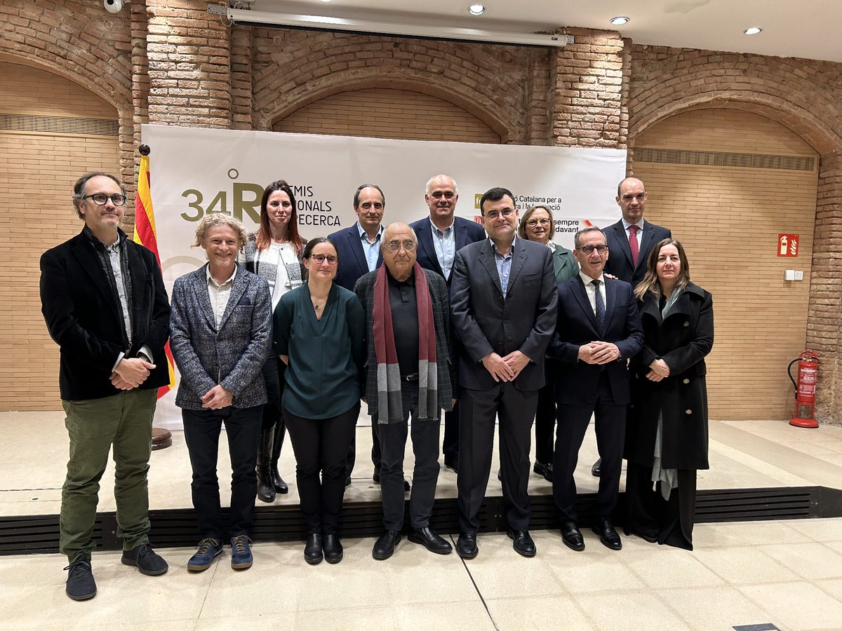 IRBBarcelona's tweet photo. @xsalvatella1 @icreacommunity Gràcies pels prestigiosos #PremisRecerca (@fundaciorecerca-@recercauniscat), un gran reconeixement a la nostra dedicació a la #recerca i compromís amb la societat. Seguirem treballant incansablement per un futur millor.
#IRBScience #IRBInnovation #CancerResearch https://t.co/BlGD0MDx6C